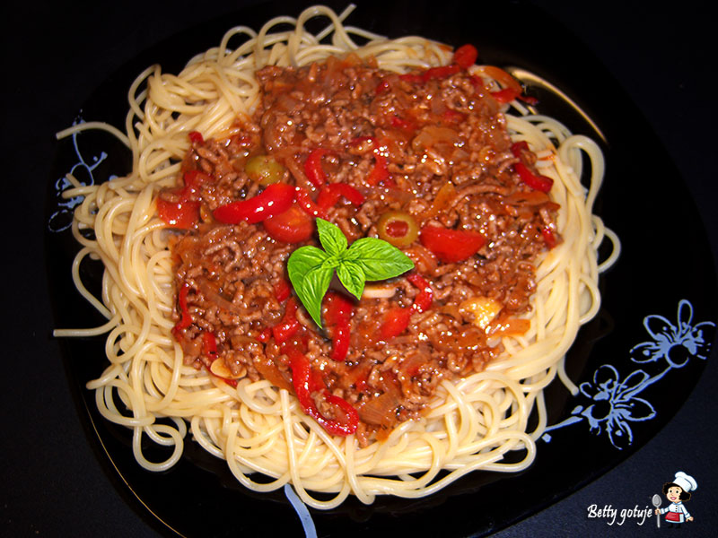 spaghetti w sosie pomidorowym