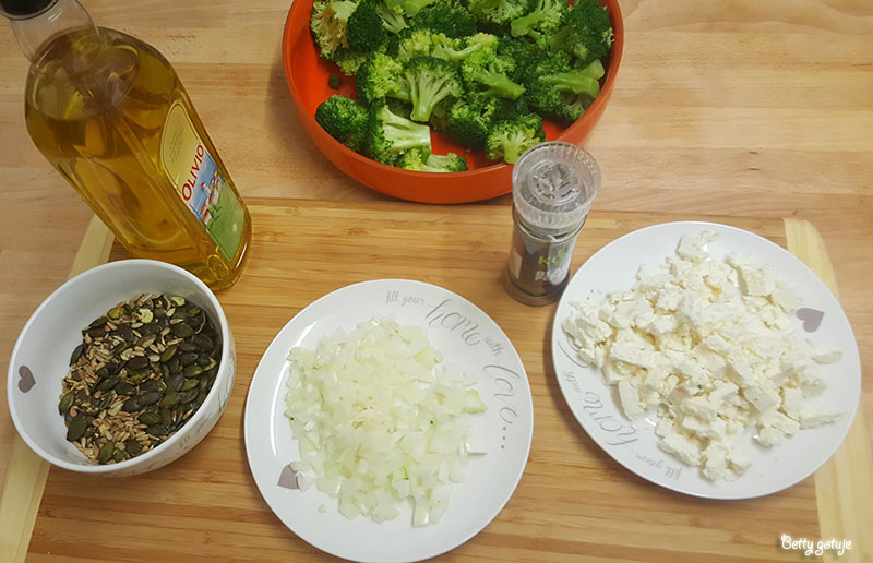 Sałatka z brokułami i serem feta