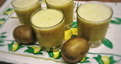 Smoothie w wersji fit z zieloną herbatą, kiwi i bananem